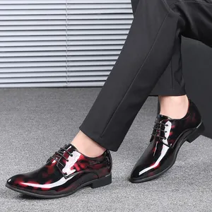 Stilvolle Herren-Business-Schuhe mit rot-schwarzem Marmormuster am Modell getragen