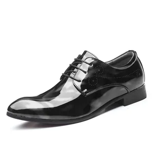 Elegante schwarze Lackleder Herrenschuhe mit spitzer Kappe und Schnürung für Business