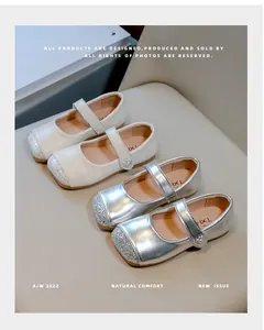 Detailansicht von silbernen und weißen Mädchen-Prinzessin-Schuhen mit Glitzer und Perlen