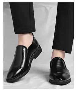 Ανδρικά μαύρα δερμάτινα παπούτσια slip-on, λεπτομέρεια φορεμένα με διακοσμητικές ραφές.