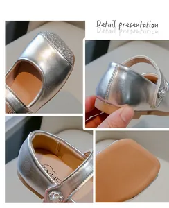 Detailansicht der silbernen Prinzessinnenschuhe für Mädchen mit Glitzerspitze und Perle