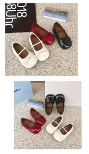 Mädchen Lackleder Mary Jane Schuhe mit Schleife in verschiedenen Farben auf Teppich