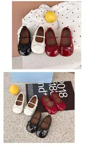 Detailansicht von Mädchen Mary Jane Schuhen in Schwarz, Weiß und Rot mit Schleifen