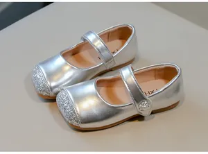 Detailansicht eleganter silberner Prinzessinnenschuhe für Mädchen mit Glitzerspitze