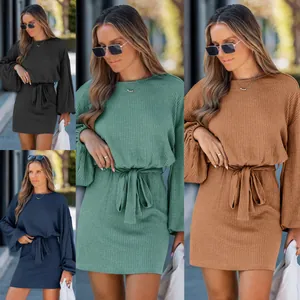 Elegante mini abito in maglia a coste a maniche lunghe con cintura regolabile in vita
