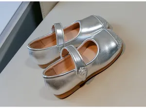 Detailansicht silberner Prinzessinnenschuhe für Mädchen mit Glitzerspitze und Perle