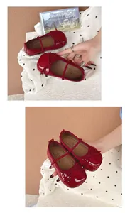 Detailaufnahme eleganter roter Lacklederschuhe für Mädchen mit süßem Schleifen-Detail