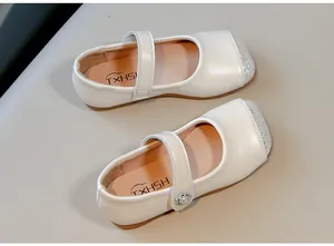 Detailansicht weißer Prinzessinnenschuhe für Mädchen mit glitzernder silberner Karree-Spitze