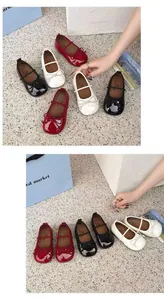 Glänzende Mädchen Mary Jane Prinzessinnenschuhe in Rot, Weiß und Schwarz mit Schleife