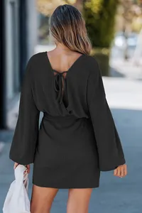 Dettaglio posteriore di questo abito in maglia nera con elegante fiocco sulla schiena