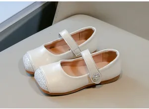Detailansicht von Mädchenschuhen in Creme mit silberner Glitzerspitze und Perlenblume