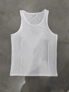 Detalle de una camiseta de tirantes blanca para hombre con etiqueta de talla M y tejido seco