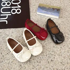 Eleganti ballerine da bambina in vernice con fiocco decorativo e cinturino elasticizzato.