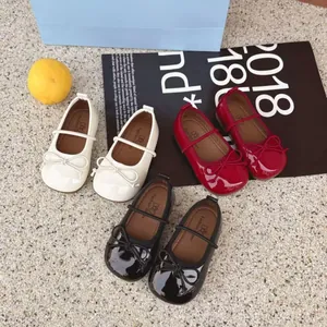 Scarpe bebè da principessa in vernice per bambina con fiocco in tre colori classici