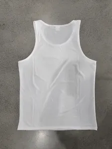 Vista frontal de una camiseta de tirantes deportiva blanca para hombre sobre gris