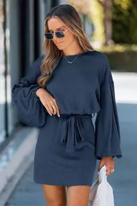 Elegante abito corto blu scuro a costine con maniche lunghe e cintura per l'autunno