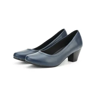Vista dettagliata di décolleté blu navy da donna con tacco medio a blocco e punta a mandorla