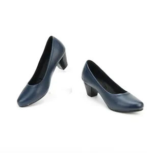 Dettaglio di eleganti décolleté blu navy a punta con stabili tacchi a blocco per donna