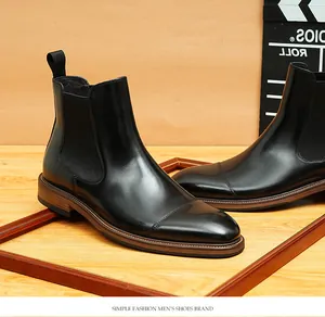 Detailansicht hochwertiger schwarzer Leder Chelsea-Boots mit eleganter Kappe für Herren