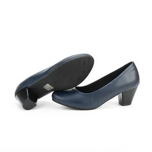 Dettaglio di décolleté blu navy con tacco a blocco, suola antiscivolo e profilo