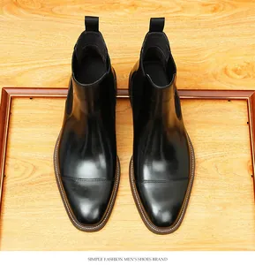 Draufsicht auf elegante schwarze Chelsea-Stiefel aus Leder mit Kappe für Herren.