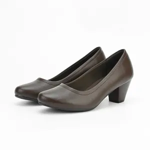 Eleganti décolleté marrone scuro con tacco largo da donna, design classico a punta tonda.