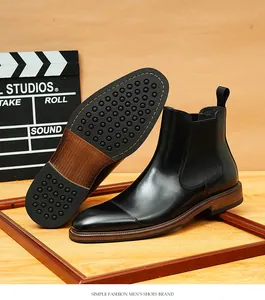 Detail von schwarzen Chelsea-Boots aus Leder mit Cap-Toe-Design und strukturierter Gummisohle
