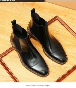 Detailansicht hochwertiger Chelsea-Stiefel aus schwarzem Rindsleder mit Dreinaht-Design
