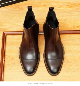 Detaillierte Draufsicht auf hochwertige dunkelbraune Leder-Chelsea-Boots für Herren