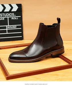 Detaillierte Seitenansicht dunkelbrauner Chelsea-Boots aus Leder für Herren, Business-Stil