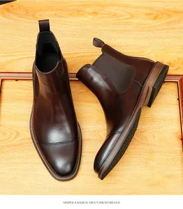 Detailansicht hochwertiger brauner Chelsea-Boots aus Leder mit sehr feinen Nähten.