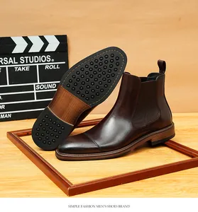 Detailansicht brauner Leder-Chelsea-Boots mit rutschfester Sohle und Kappen-Design