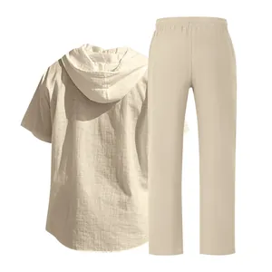 Vista posteriore del set uomo in lino beige con camicia con cappuccio e pantaloni dritti
