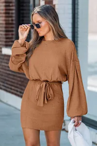Elegante abito marrone a coste a maniche lunghe con cintura in vita e scollo rotondo