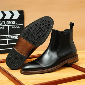 Hochwertige schwarze Chelsea-Boots aus Leder für Herren im klassischen britischen Business-Stil