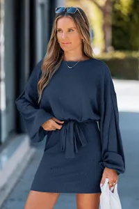 Elegante abito corto in maglia a coste blu navy con maniche lunghe e cintura in vita