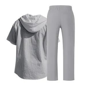Completo estivo da uomo in lino con camicia grigia a maniche corte con cappuccio e pantaloni