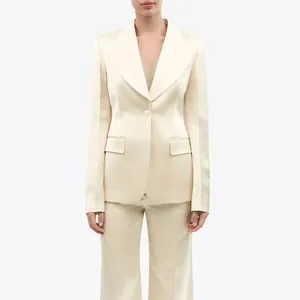 Eleganter cremefarbener Satin-Blazer-Anzug für Damen mit Premium-Resin-Knopf Detail