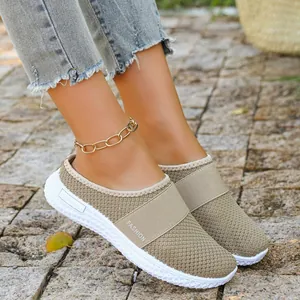Nahaufnahme der atmungsaktiven Fly-Knit-Mesh-Schlüpfschuhe mit sehr weicher Sohle