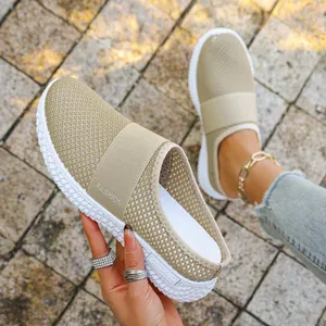 Detailansicht der khakifarbenen, atmungsaktiven Mesh-Pantolette für Damen mit weicher weißer Sohle.