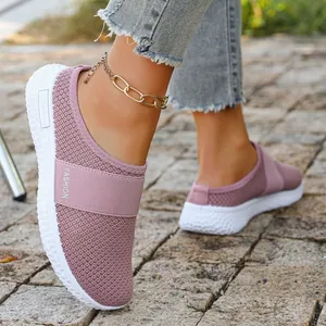 Detailaufnahme der rosa Mesh-Pantoletten mit atmungsaktivem Strick und weicher Sohle.