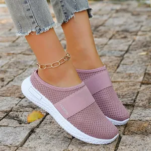 Detailansicht der atmungsaktiven rosa Mesh-Loafer mit modischem Slip-On-Design