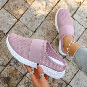Detail von atmungsaktiven rosa Flyknit-Damen-Mules mit weißer, weicher Sohle