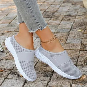 Detailansicht von grauen, atmungsaktiven Mesh-Loafers zum Reinschlüpfen für Damen.