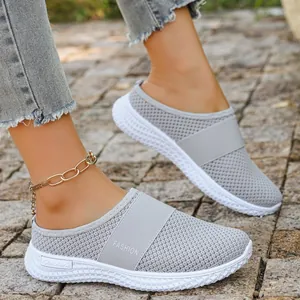 Detailansicht grauer Mesh-Mule für Damen mit weißer, weicher Sohle für den Alltag