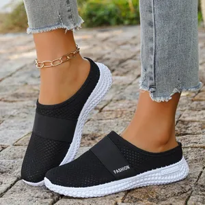 Seitenansicht der schwarzen atmungsaktiven Fly-Woven-Mesh-Pantoletten mit 'FASHION'-Band