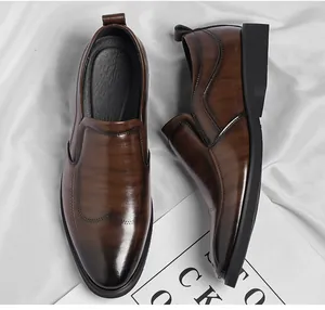 Vue détaillée de mocassins en cuir marron pour hommes avec textures et motifs richelieu.