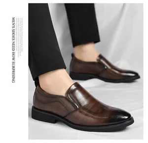 Mocassins de bureau en cuir marron pour hommes avec un design slip-on élégant et confortable