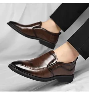 Vue détaillée de chaussures en cuir marron avec design sans lacets et texture grainée