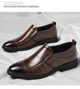 Vue détaillée de mocassins élégants en cuir brun brossé pour hommes, tenue d'affaires